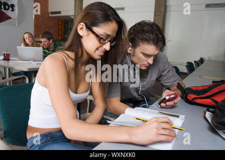 College-Studenten gemeinsam studieren Stockfoto