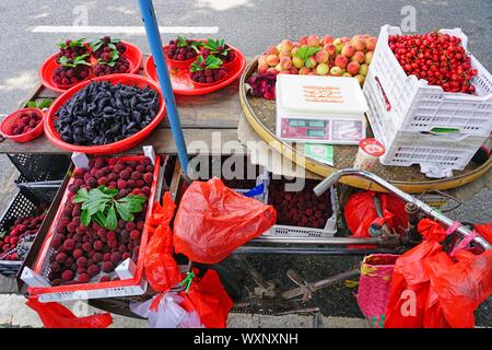 QUANZHOU, CHINA - 15 JUN 2019 - Blick auf ein frisches Obst Warenkorb auf der Straße in Quanzhou, Provinz Fujian, China. Stockfoto