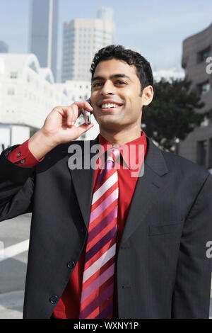Geschäftsmann mit Mobiltelefon Downtown Stockfoto