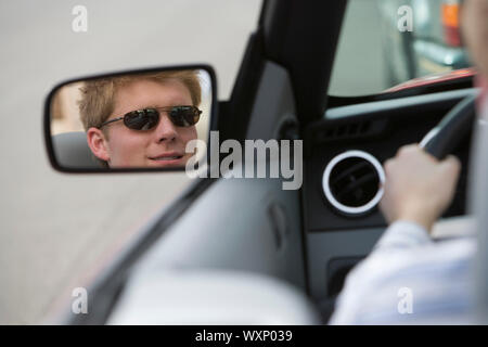 Frau im Außenspiegel des Autos Stockfoto