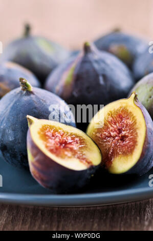 Detailansicht der Feigen in Scheiben geschnitten, in der Mitte auf einem blauen Teller Stockfoto