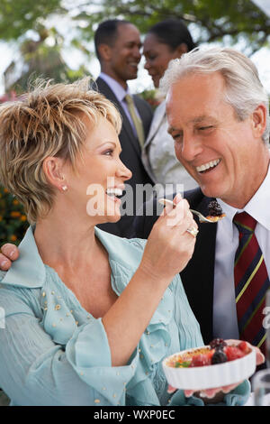 Paar gemeinsam eine Dessert Stockfoto