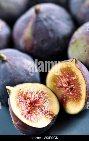 Detailansicht der Feigen in Scheiben geschnitten, in der Mitte auf einem blauen Teller Stockfoto