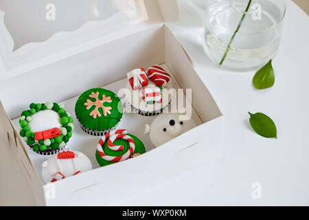 Saisonale festliche Weihnachten Mini Dessert cupcakes in traditionellem Rot Grün dekorative Symbole Elemente Stockfoto