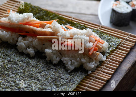 Die hausgemachten Maki Sushi Rollen Stockfoto