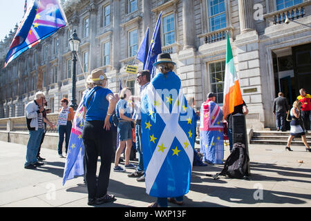 London, Großbritannien. 17. September, 2019. Pro-EU-Aktivisten aus der Missachtung der Europäischen Bewegung (SODEM) Protest außerhalb des Cabinet Office in Whitehall am ersten Tag der Anhörung zu prüfen, ob der Premierminister das Gesetz gebrochen durch Aussetzung Parlament im voraus von Brexit Tag stehen. Der Zweck der Anhörung ist zu entscheiden, welcher von zwei Gerichtsurteile herrschen sollte, entweder ein Urteil des Oberlandesgerichts, dass die Aussetzung der Parlament ist eine politische Entscheidung, die der Premierminister oder einer Entscheidung des schottischen Gerichte, dass der Premierminister im Parlament proroguing unl wurden gemacht werden. Stockfoto