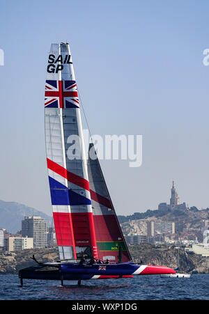 Großbritannien SailGP Team helmed von Dylan Fletcher in Aktion auf der Rade de Marseille, wie sie Praxis für die endgültige SailGP Ereignis der Saison 1 in Marseille. Stockfoto