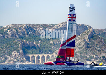 Großbritannien SailGP Team helmed von Dylan Fletcher in Aktion auf der Rade de Marseille, wie sie Praxis für die endgültige SailGP Ereignis der Saison 1 in Marseille. Stockfoto