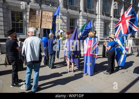 London, Großbritannien. 17. September, 2019. Pro-EU-Aktivisten aus der Missachtung der Europäischen Bewegung (SODEM) Protest außerhalb des Cabinet Office in Whitehall am ersten Tag der Anhörung zu prüfen, ob der Premierminister das Gesetz gebrochen durch Aussetzung Parlament im voraus von Brexit Tag stehen. Der Zweck der Anhörung ist zu entscheiden, welcher von zwei Gerichtsurteile herrschen sollte, entweder ein Urteil des Oberlandesgerichts, dass die Aussetzung der Parlament ist eine politische Entscheidung, die der Premierminister oder einer Entscheidung des schottischen Gerichte, dass der Premierminister im Parlament proroguing unl wurden gemacht werden. Stockfoto