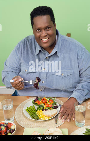 Menschen essen Obst und Gemüse Stockfoto