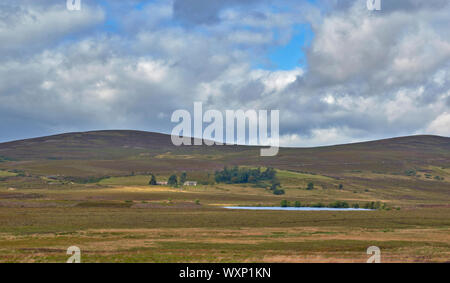 DAVA WEG GEHEN ODER TRAIL DAVA in Grantown on Spey Moray in Schottland LOCH MHIC LEOID und VERLASSENEN BAUERNHOF Stockfoto