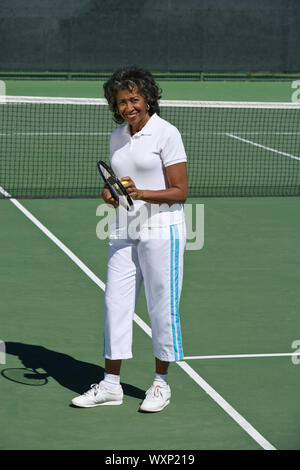Tennisspielerin auf Platz, Porträt Stockfoto