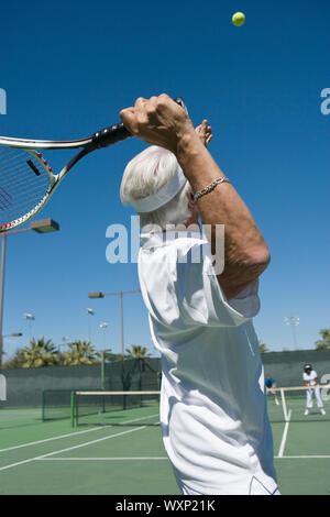 Senior woman Tennis spielen Stockfoto