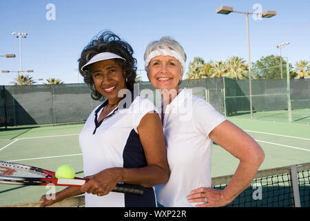 Zwei weibliche Tennisspieler Stockfoto