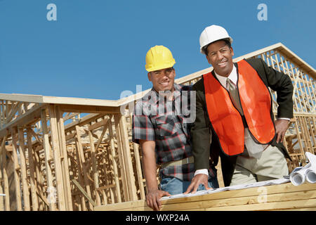 Landvermesser und Bauarbeiter vor Ort Stockfoto