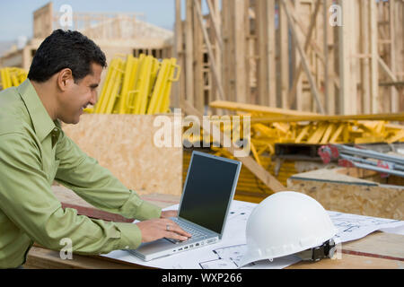 Bauarbeiter mit laptop Stockfoto
