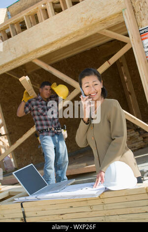 Surveyor und Bauarbeiter auf der Baustelle Stockfoto
