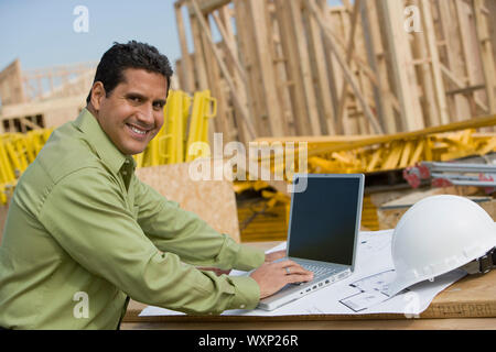 Bauarbeiter mit Laptop, Porträt Stockfoto