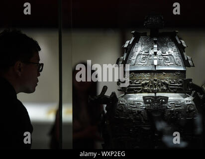 (190917)-BEIJING, Sept. 17, 2019 (Xinhua) - ein Besucher der Min fanglei, einer alten Bronze Schiff, auf einer Ausstellung in China Leistungen in kulturelles Relikt Retrieval im Nationalmuseum von China in Peking, der Hauptstadt von China, Sept. 17, 2019. Mehr als 600 wertvolle kulturelle Relikte sind zu sehen in der Ausstellung als Symbol für den schwierigen, aber fruchtbaren Weg des Landes kulturelles Relikt Retrieval in den letzten sieben Jahrzehnten. In vier Abschnitte unterteilt, die Ausstellung entfaltet 25 Geschichten wie die Reliquien und Artefakte nach Hause gebracht wurden. (Xinhua/Li Er) Stockfoto