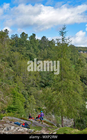 DAVA WEG GEHEN ODER TRAIL DAVA in Grantown on Spey Moray in Schottland KLETTERER OBERHALB DER HUNTLYS HÖHLE CRAG Stockfoto