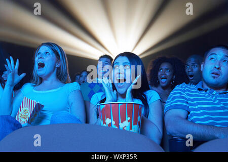 Menschen beobachten Horror Film im Theater Stockfoto