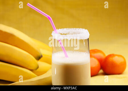 Einen Smoothie aus Orangen und Bananen in einer eleganten Glas Stockfoto