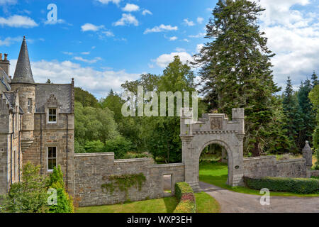 DAVA WEG GEHEN ODER TRAIL DAVA in Grantown on Spey Moray in Schottland DAS SCHLOSS GRANT EAST LODGE UND EINGANG ARCH ZU DEN IMMOBILIEN Stockfoto