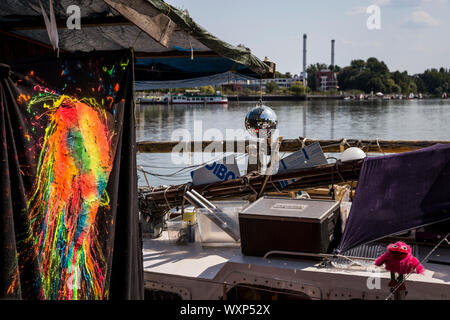 Details der Boote am Ufer des Rummelburger Siehe in Berlin, Deutschland. Stockfoto