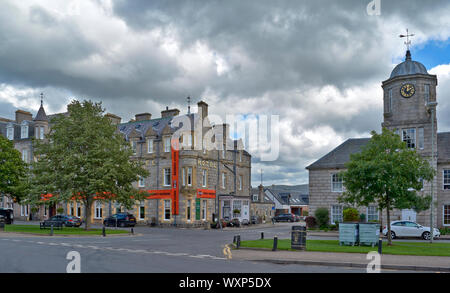 GRANT ARMS HOTEL Grantown on Spey Moray in Schottland DAS GEBÄUDE MIT ORANGE HARLEY-DAVIDSON BANNER EINGERICHTET Stockfoto