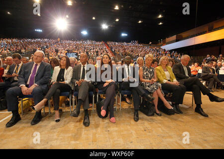 Liberaler Demokrat MPs (von links nach rechts) Sir Ed Davey, Jane Dodds, Chuka Umunna, Luciana Berger, Sam Gyimah, Angela Smith, Sarah Wollaston und Phillip Lee, warten Sie, bis die Party leader Jo Swinson ihrer Grundsatzrede während die Liberaldemokraten herbst Konferenz an der Bournemouth International Centre in Bournemouth geben. Stockfoto