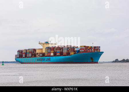 Stade, Deutschland - 11. September 2019: Container shiop EVELYN MAERSK auf der Elbe nach Hamburg Stockfoto