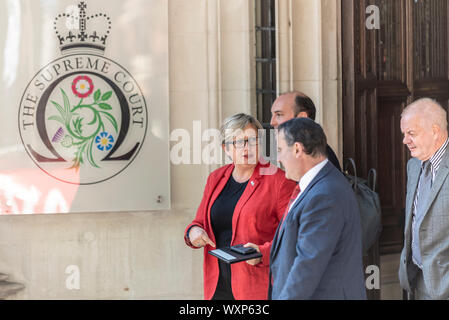 Nach dem Urteil der schottischen Gerichts Sitzung, die Beratung zu vertagen Parlaments rechtswidrig war es der Supreme Court, das höchste Gericht in Großbritannien - gekommen ist, die Sache zu entscheiden. Der Hof wird entscheiden müssen, ob die Vertagung wurde für ein falsches Ziel durch das Gesetz und die Grundsätze der britischen Verfassung. Joanna Cherry MP verlassen Hof Stockfoto