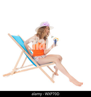 Younb blonde Frau mit Luxus cocktail am Strand Stockfoto