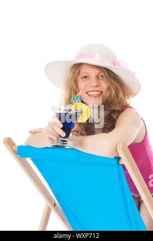 Younb blonde Frau mit Luxus cocktail am Strand Stockfoto