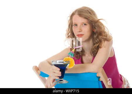 Younb blonde Frau mit Luxus cocktail am Strand Stockfoto