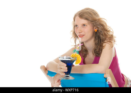 Younb blonde Frau mit Luxus cocktail am Strand Stockfoto