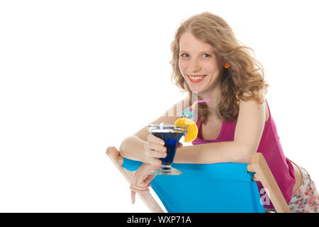 Younb blonde Frau mit Luxus cocktail am Strand Stockfoto