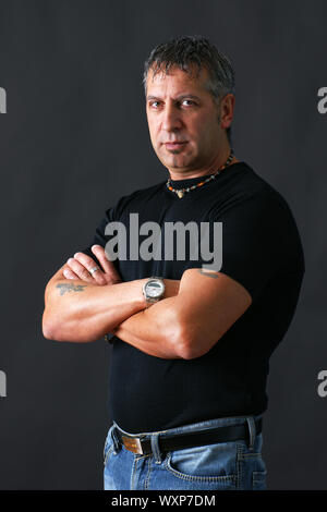 Schwere oder wütend harter Kerl Blick in die Kamera Stockfoto