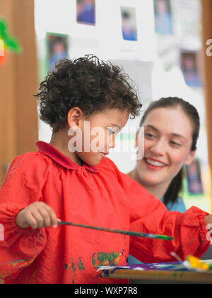 Grundschule Schüler und Lehrer in der Kunst der Klasse Stockfoto