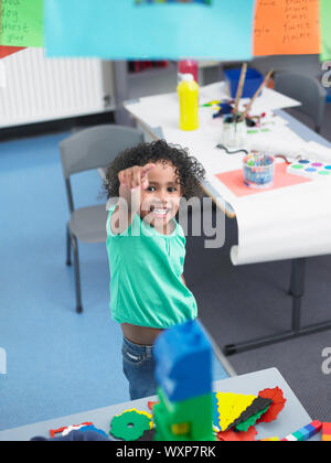 Schule Mädchen zeigen Stockfoto