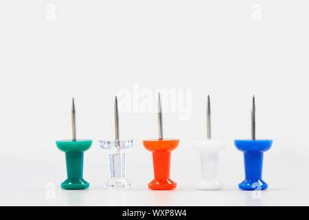 Reihe von Push-Pins Stockfoto