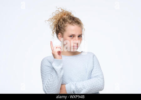 Junge kaukasier blonde Mädchen mit den Zeigefinger, Ratschläge zu erteilen. Studio shot Stockfoto