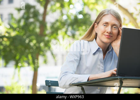 Portrait Of Happy senior Geschäftsfrau mit Laptop Stockfoto
