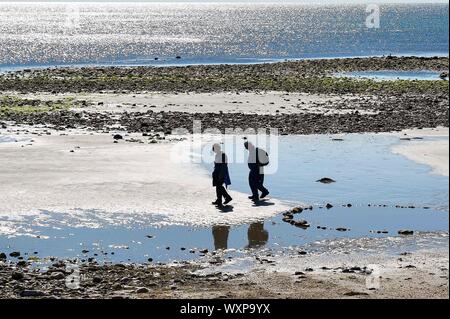 Charmouth, Dorset, Großbritannien. 17 Sep, 2019. UK Wetter. Besucher am Strand von Charmouth, Dorset Genießen der warme Herbst Sonnenschein und blauem Himmel. Foto: Graham Jagd-/Alamy leben Nachrichten Stockfoto