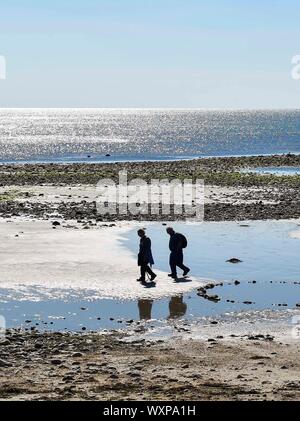 Charmouth, Dorset, Großbritannien. 17 Sep, 2019. UK Wetter. Besucher am Strand von Charmouth, Dorset Genießen der warme Herbst Sonnenschein und blauem Himmel. Foto: Graham Jagd-/Alamy leben Nachrichten Stockfoto