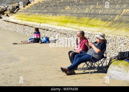 Charmouth, Dorset, Großbritannien. 17 Sep, 2019. UK Wetter. Besucher am Strand von Charmouth, Dorset Genießen der warme Herbst Sonnenschein und blauem Himmel. Foto: Graham Jagd-/Alamy leben Nachrichten Stockfoto