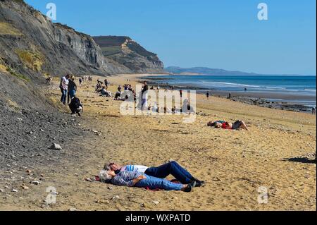 Charmouth, Dorset, Großbritannien. 17 Sep, 2019. UK Wetter. Besucher am Strand von Charmouth, Dorset Genießen der warme Herbst Sonnenschein und blauem Himmel. Foto: Graham Jagd-/Alamy leben Nachrichten Stockfoto