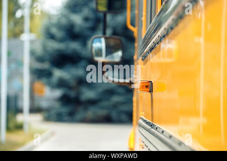 School Bus Seite Close-up verwischt Stockfoto