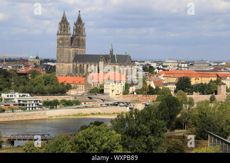 05. September 2019, Sachsen-Anhalt, Magdeburg: Blick vom 60 Meter hohen Aussichtsturm Albin-Müller auf den Spätsommer City Park und die Kathedrale der Hauptstadt. Am 31.10.2019 wird der Turm in der Nähe bis zum nächsten Frühjahr. Foto: Peter Gercke/dpa-Zentralbild/ZB Stockfoto