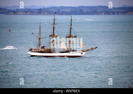 AUCKLAND - Oktober 25: Tall Ship, einer abgeschlossenen Barke mit dem Namen 'Picton Castle" von Kanada Segeln aus Australien kommen im Waitemata Harbour in Auckland. Stockfoto